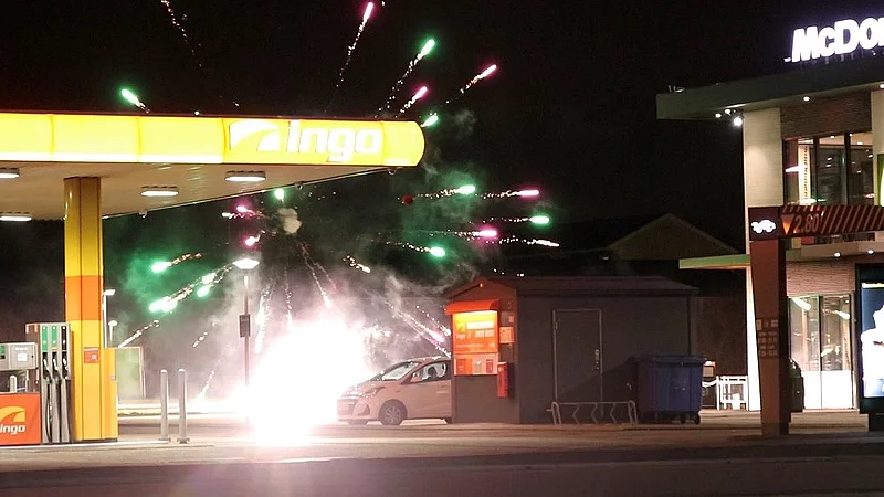 Voldsom video: McDonalds og tankstation i fyrværkeri-inferno TV 2 Kosmopol