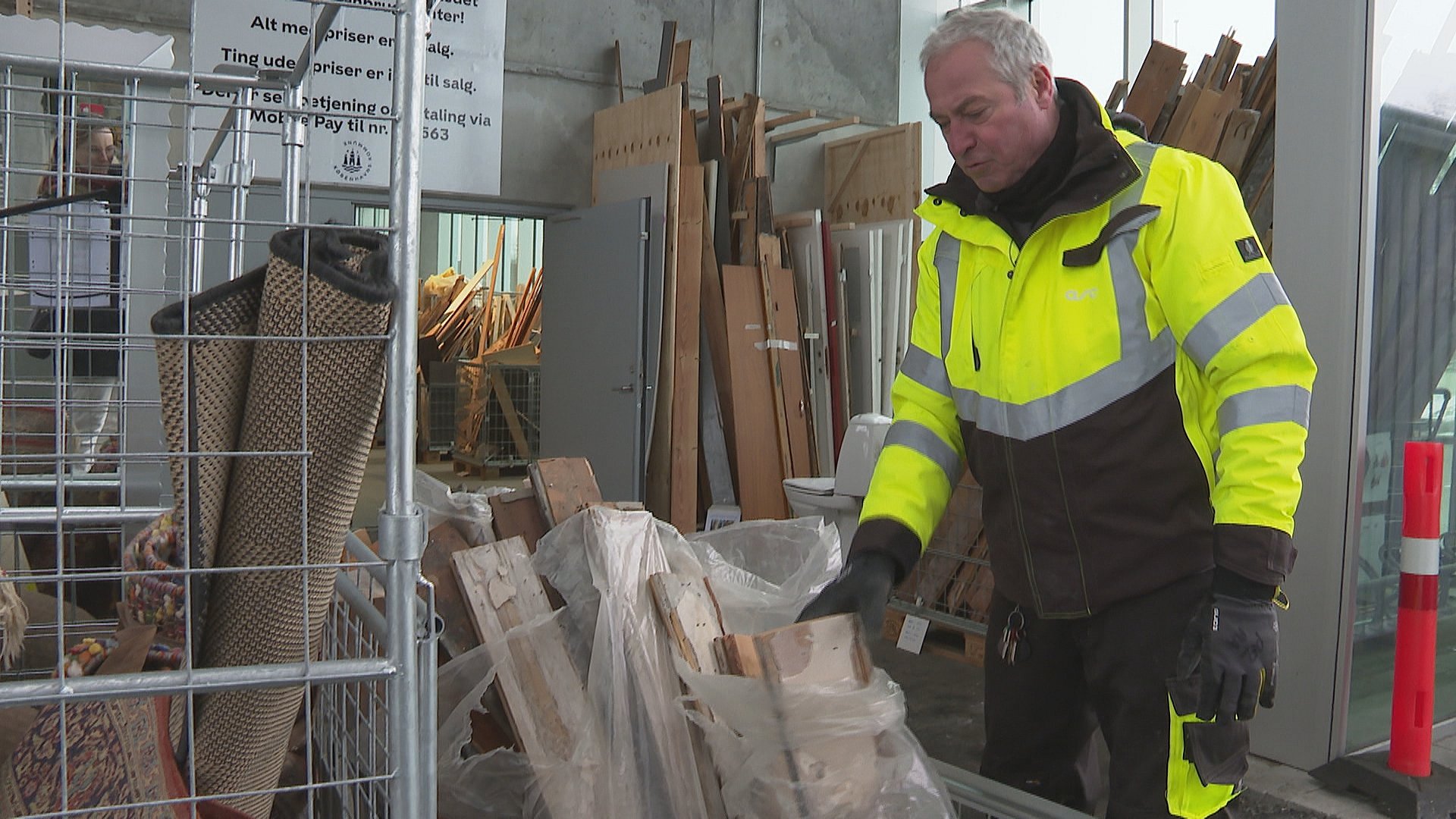 Mistillid asiatisk Kommandør Affald eller guld: Nyt genbrugscenter sælger brædder, stuk og lamper | TV 2  Lorry