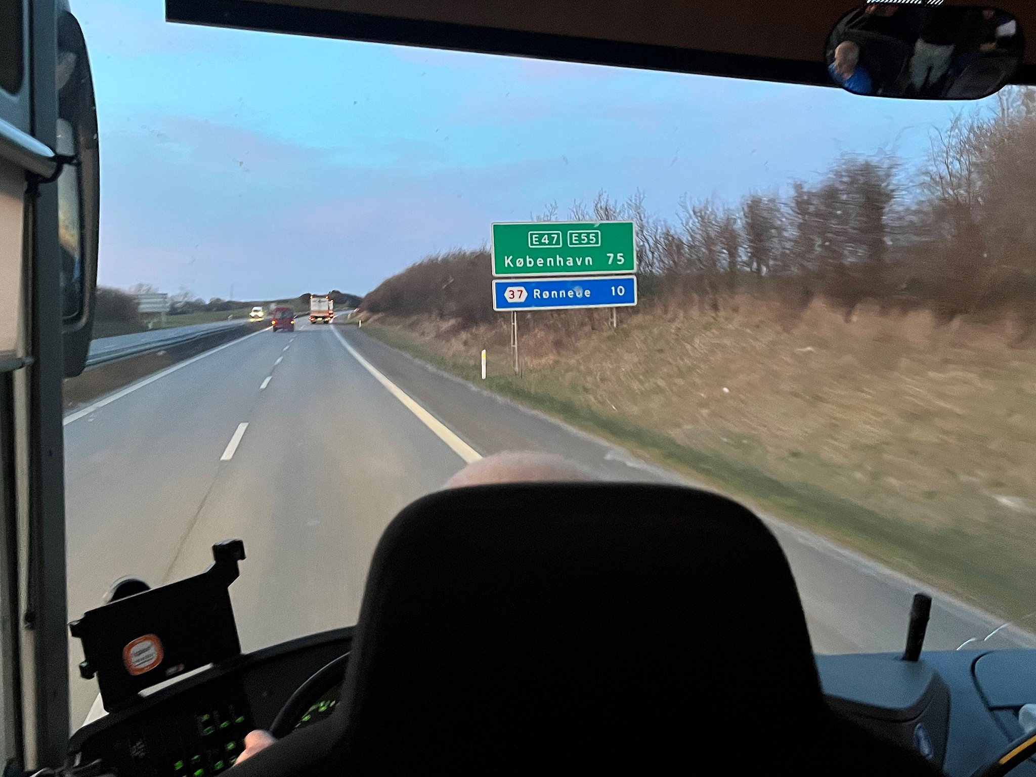Solen går ned, vi kører over grænsen og ind i Danmark. Ukrainerne bryder ud sang | TV 2 Kosmopol