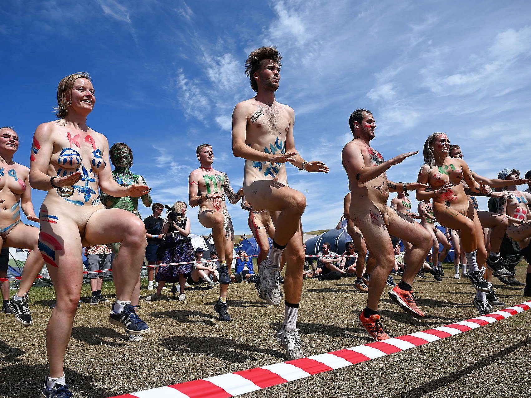 Se billederne fra det traditionsrige nøgenløb på Roskilde Festival | TV 2  Kosmopol