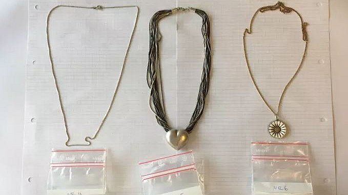 motivet ris Få kontrol Stjålne smykker dukkede op i hospitalshave: Er det dine? | TV 2 Lorry