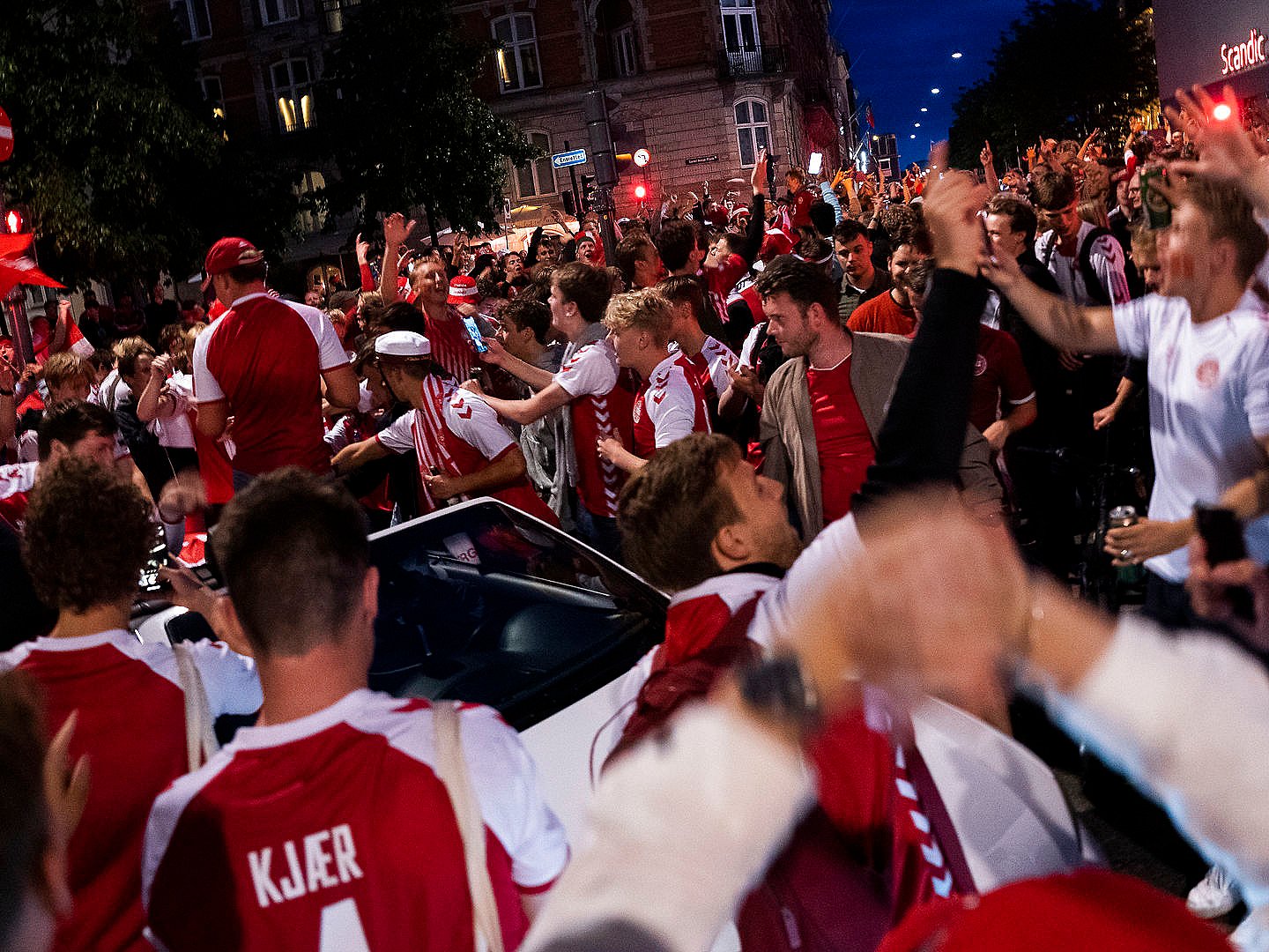 Rød hvid i gaderne: Danske fans fejrede sejren natten lang TV Kosmopol