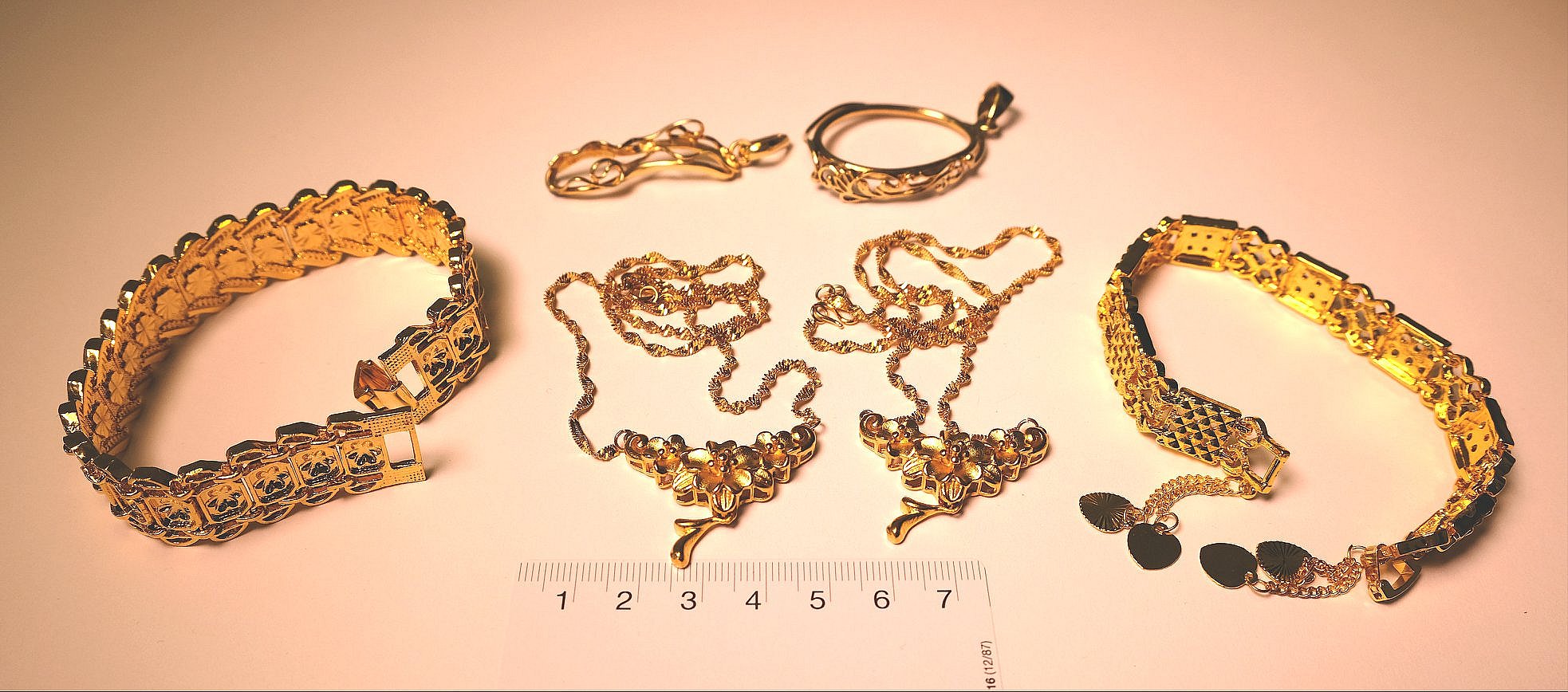 Embankment auktion Splendor Politi afslører mulige vaneforbrydere og finder smykker: Nu efterlyser de  ejerne | TV 2 Lorry