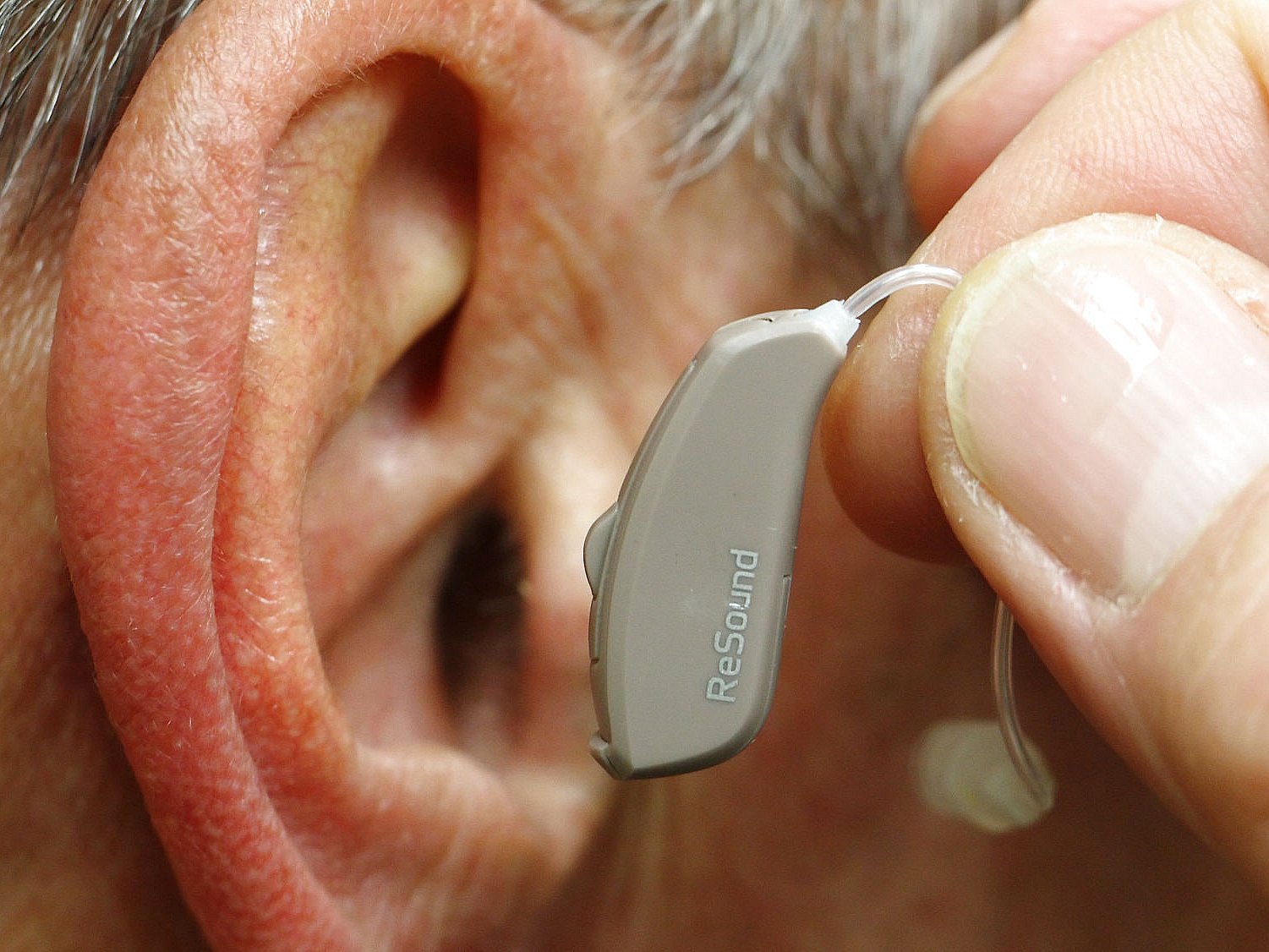 Слуховой аппарат resound. Ресаунд слуховые аппараты. Philips 2 CPX слуховой аппарат. Слуховые аппараты для пожилых людей.