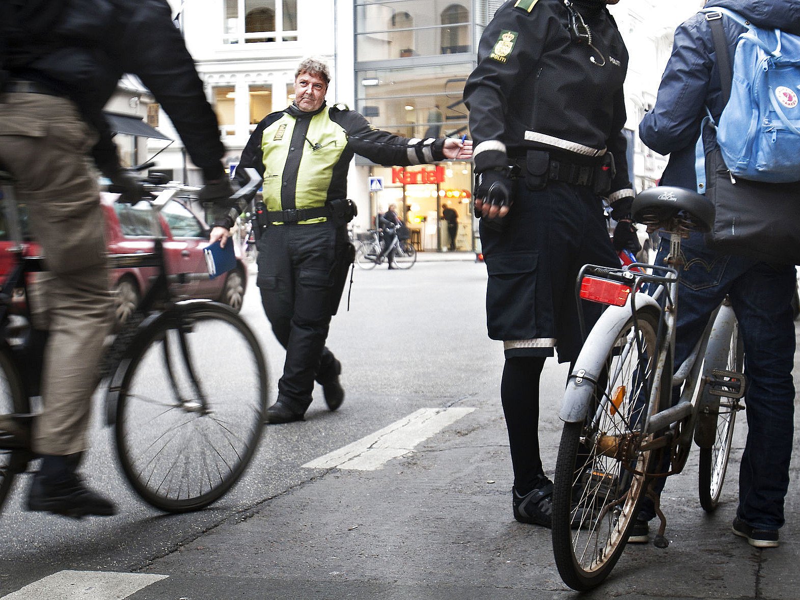 Alt mange kender ikke loven for håndholdt mobil på cykel, siger | Kosmopol