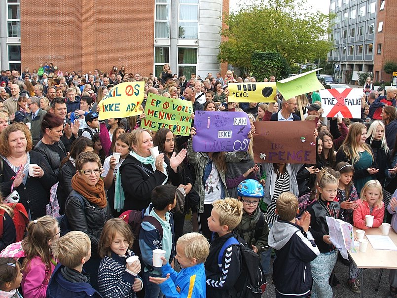 rig forpligtelse voksenalderen Protest: Lærere og elever slår ring om skole | TV 2 Kosmopol