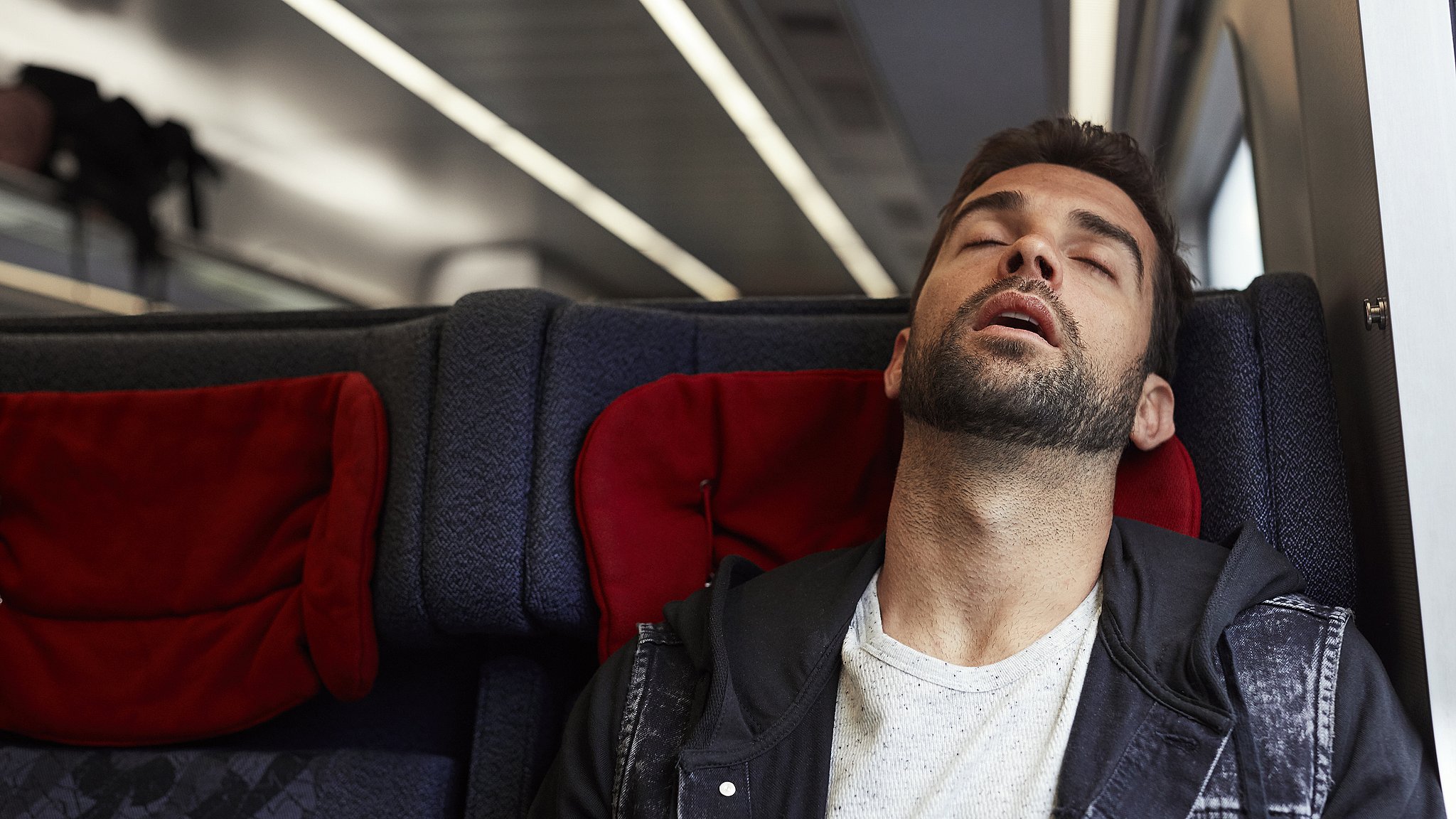 Перелет самолетом бизнес класс. Можно было подумать что пассажиры спали. Спящие в самолете. Самолет с пассажиром. Приспособления для сна в самолете.