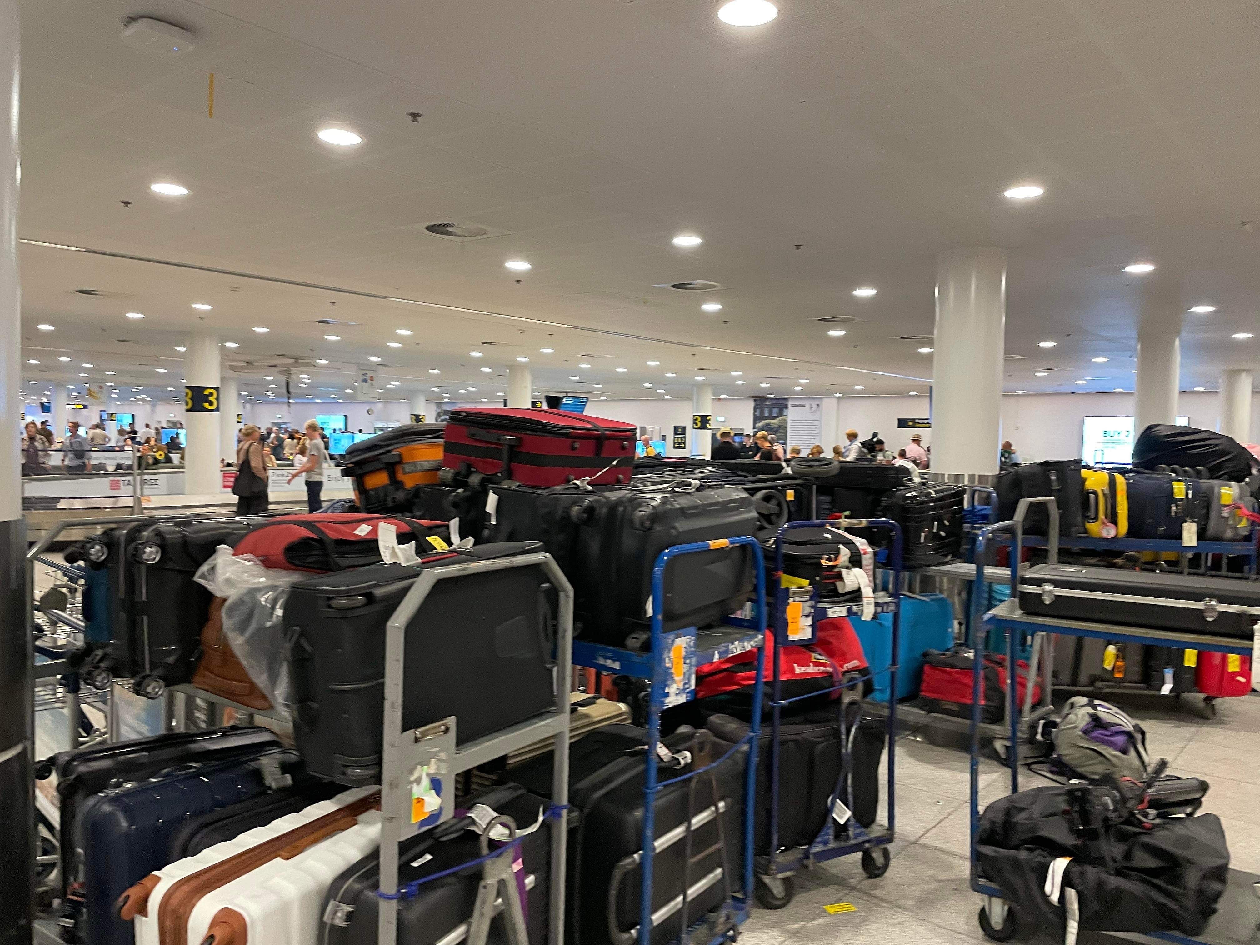 Har du også undret dig? Derfor det med “efterladte” kufferter i lufthavnen | TV 2 Kosmopol