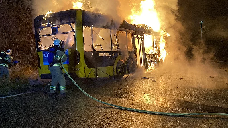 Indsatsleder Beroliger Efter Voldsom Brand: - Elbiler Og Busser Mere ...