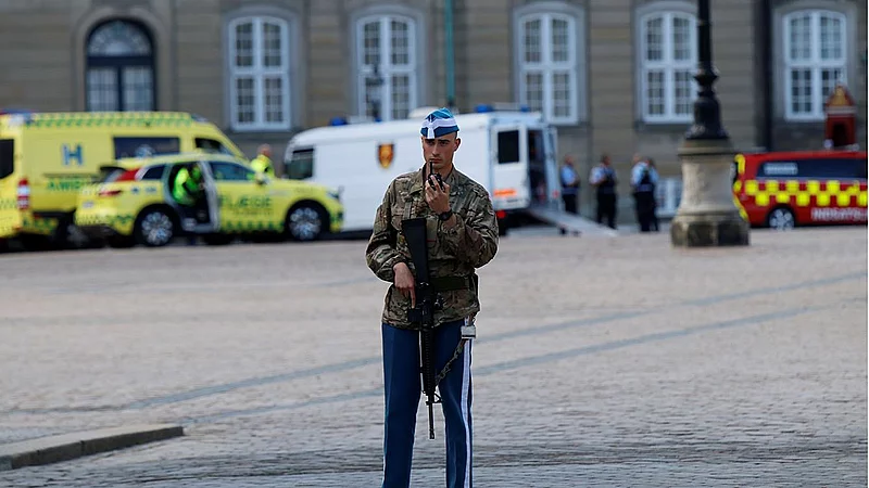 Mistænkeligt Forhold Politi Afspærrede Område Ved Amalienborg Tv 2 Kosmopol 