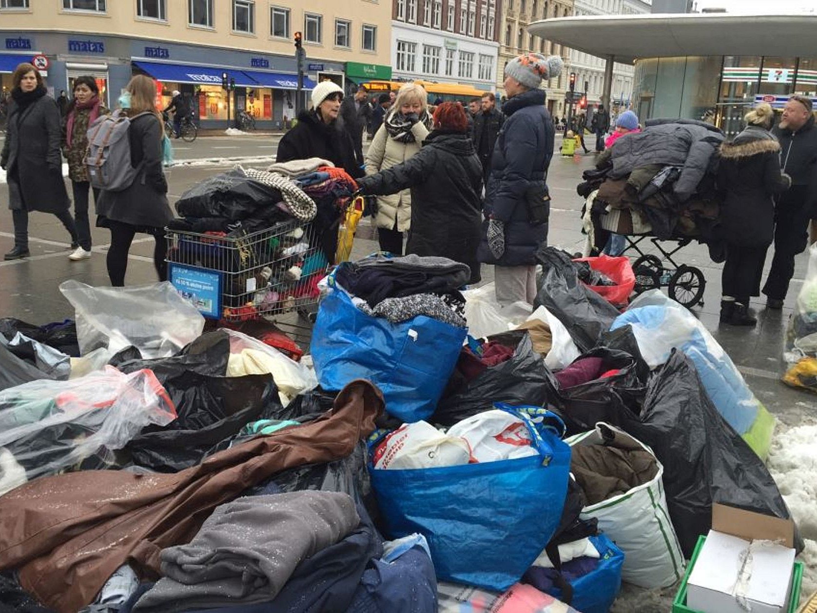Frivillige samler ind hjemløse | TV 2 Kosmopol