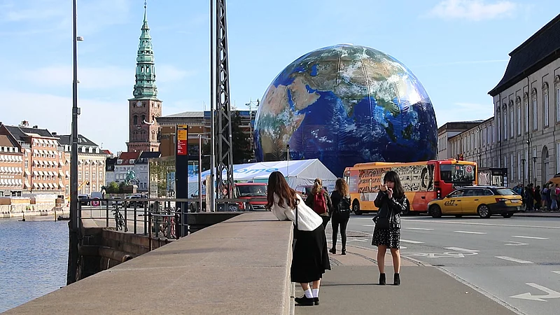 største globus er landet midt i København | TV 2 Kosmopol