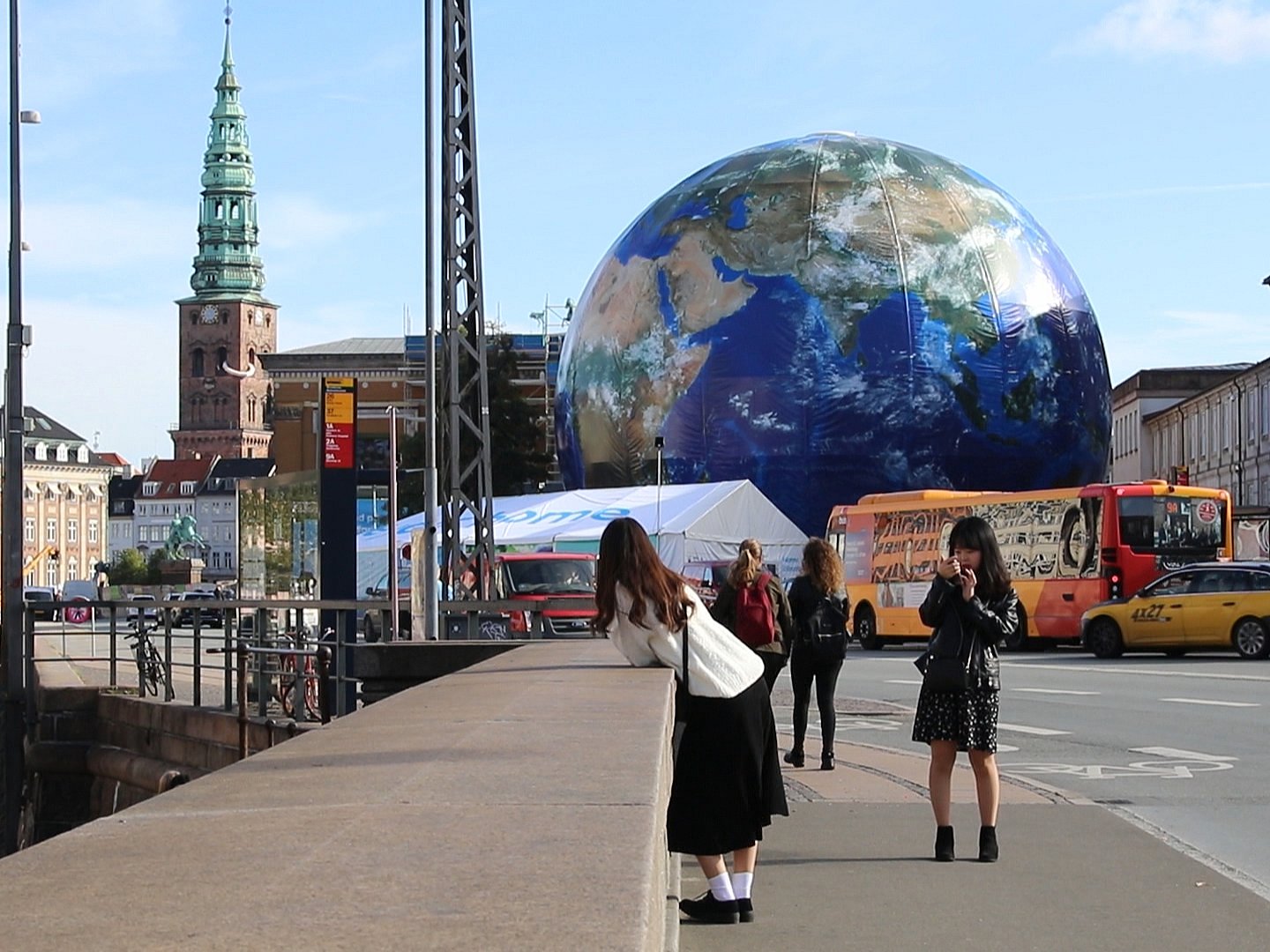 lyse nordøst Udvidelse Verdens største globus er landet midt i København | TV 2 Kosmopol