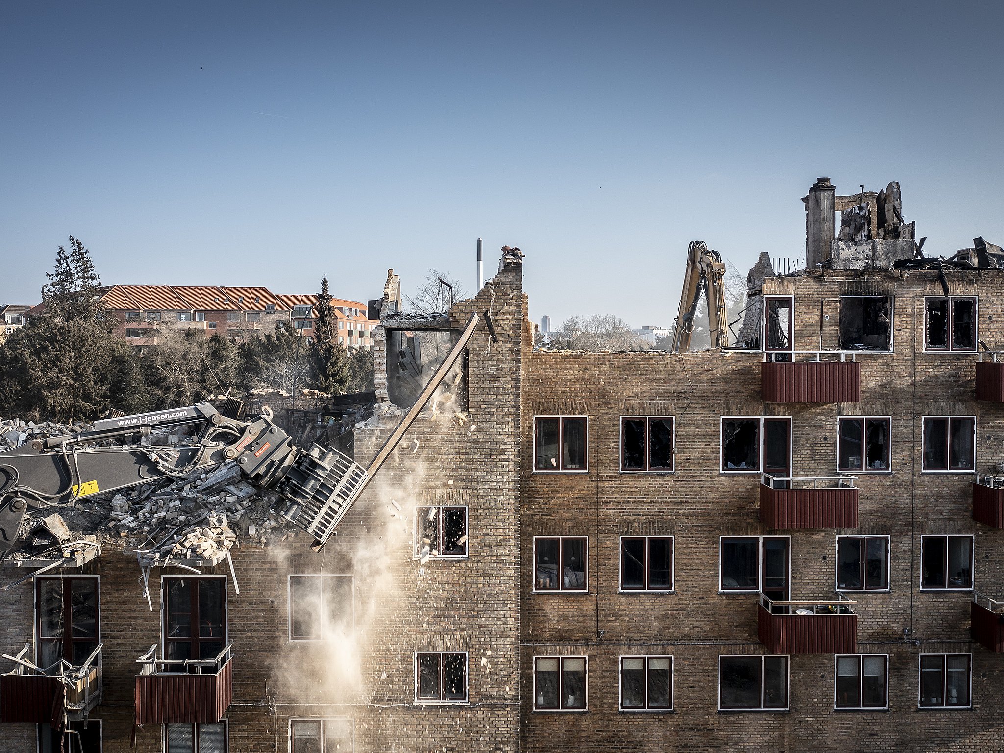 Flere undrer sig: Hvorfor river bygningen i ned, inden man brandårsagen? | TV 2 Kosmopol