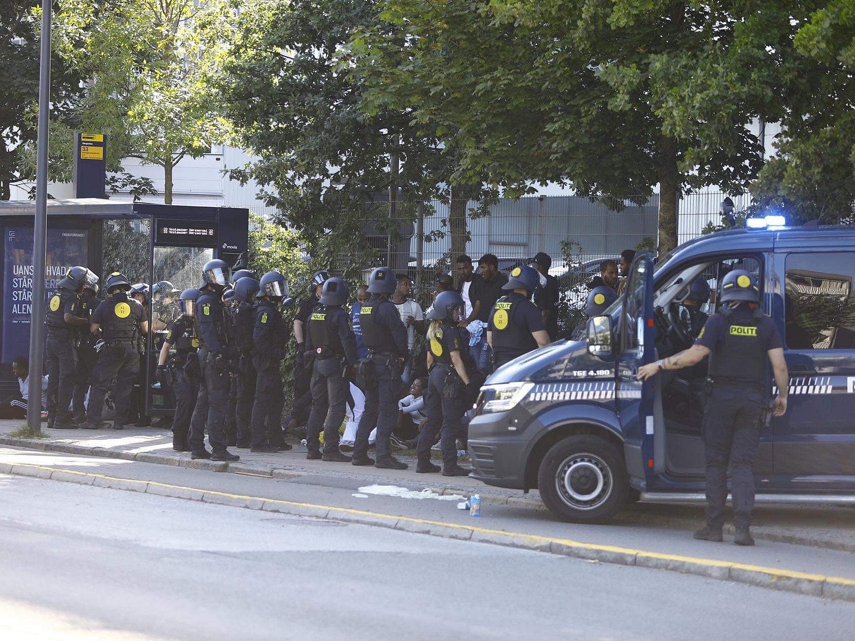 Pictures of riots in connection with a party in the Eritrean environment at Amager on Saturday.