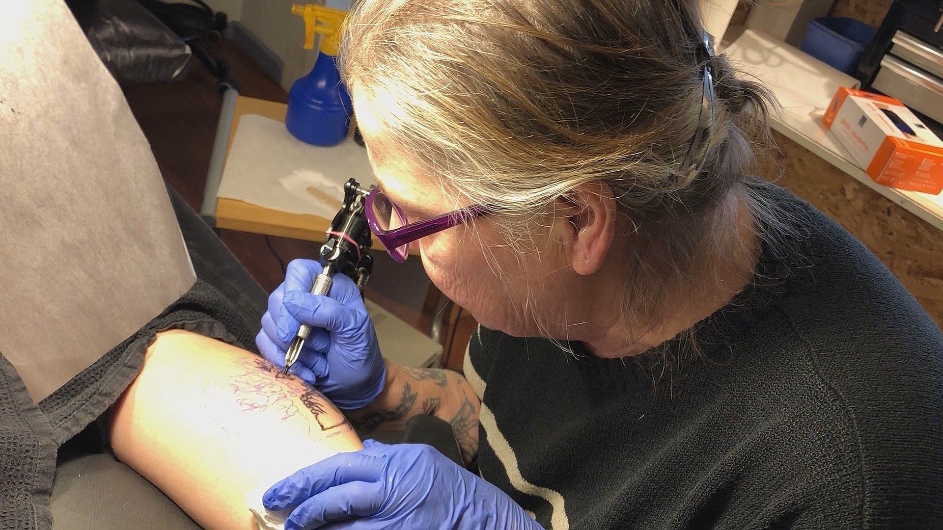 Bliv tusset gratis Danmarks første kvindelige tatovør | TV 2 Lorry