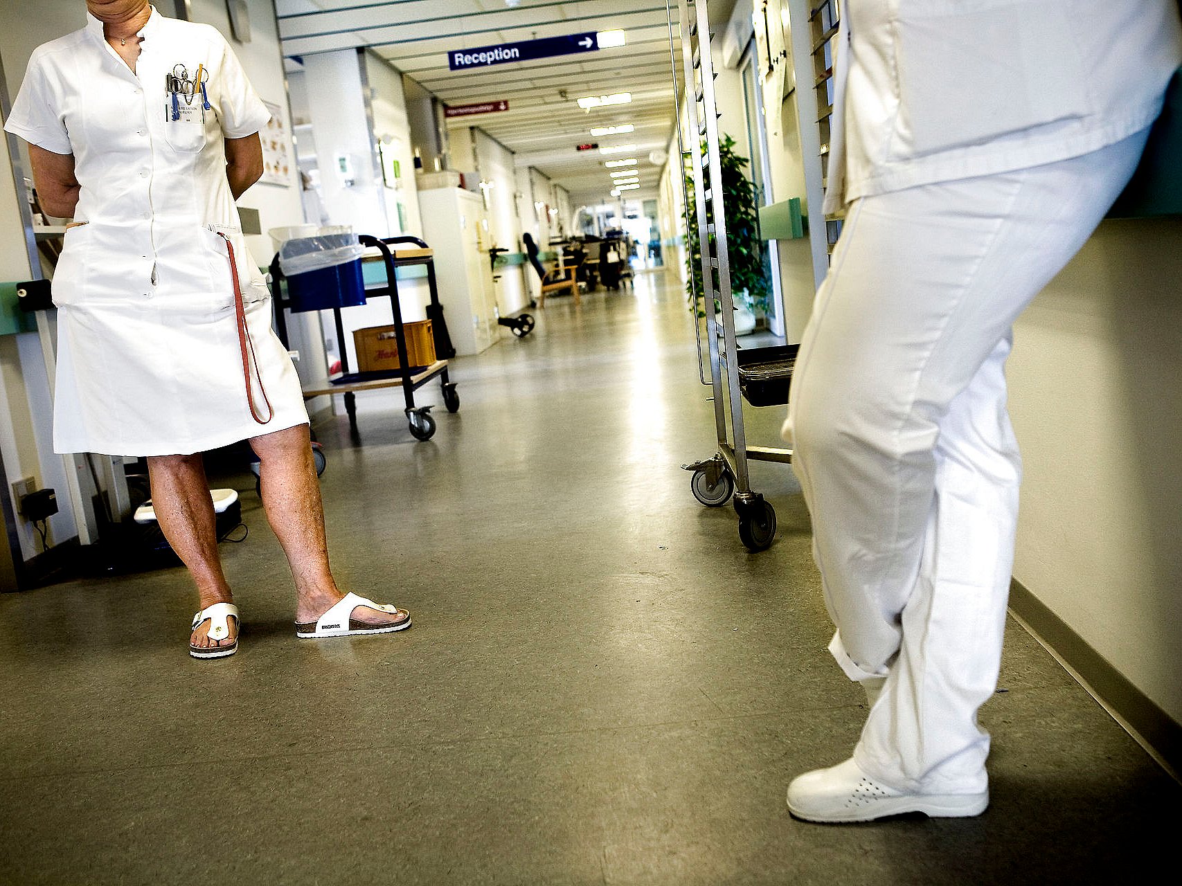 Ansatte på hospital har "uhygiejnisk" tøjvane – får de klar besked | TV 2 Kosmopol